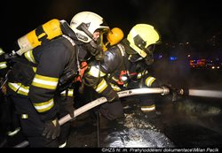 U požáru střechy školy v pražských Čimicích zasahovalo osm jednotek hasičů