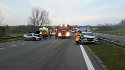 Pondělní ranní nehoda zastavila provoz na dálnici