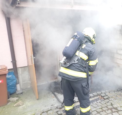 Požár na dvorku rodinného domu