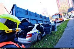 Těžký kontejner spadl v Ostravě na policejní auto, hasiči jej vyprošťovali