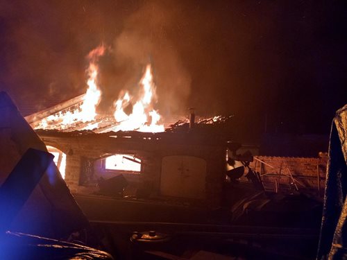 Noční požár ohrozil rodinný dům