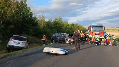 Po střetu dvou aut museli hasiči vyprostit zraněného řidiče. Na místě přistál vrtulník