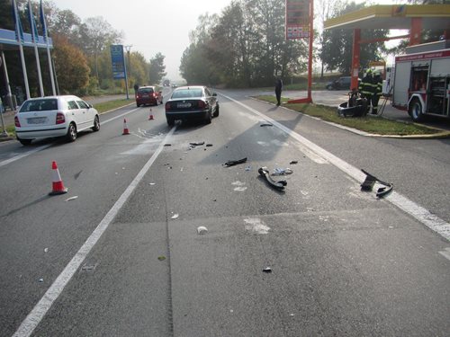 Srážka dvou osobních automobilů na silnici E50 si vyžádala jedno zranění.