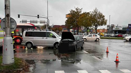 Dvě osobní auta se střetla na křižovatce. Nehoda komplikovala provoz