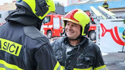 Po 31 letech odložil hasičskou uniformu. Poslední zásah mu kolegové připravili s kobrou