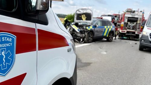 Tragická nehoda policejního vozu. Při střetu zemřel senior, dva policisté jsou zranění