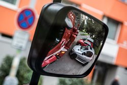 Vozidla stojící u panelových domů komplikují průjezd hasičským vozidlům
