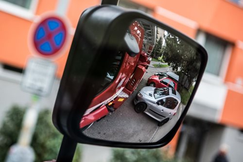 Vozidla stojící u panelových domů komplikují průjezd hasičským vozidlům