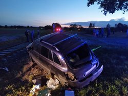 Při střetu vlaku s osobním autem v Poličanech se zranila jedna osoba