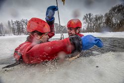 Letečtí záchranáři hasičů a zdravotnické záchranné služby cvičili jak zachránit člověka, pod kterým se probořil led