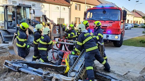 Muže uvězněného pod bagrem vyprostili až přivolaní hasiči