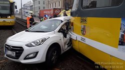 Střet tramvaje a osobního automobilu v Plzni