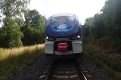 Po srážce vlaku s člověkem evakuovali hasiči šedesátku lidí