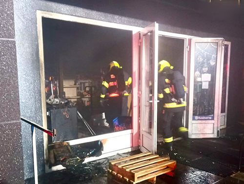 Plameny v prodejně napáchaly milionové škody, zásah hasičů zabránil dalším ztrátám
