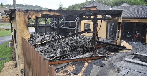 Vyšetřovatelé hasičů znají příčinu vzniku požáru v Číhalíně ze srpna loňského roku, který poškodil 27 motocyklů