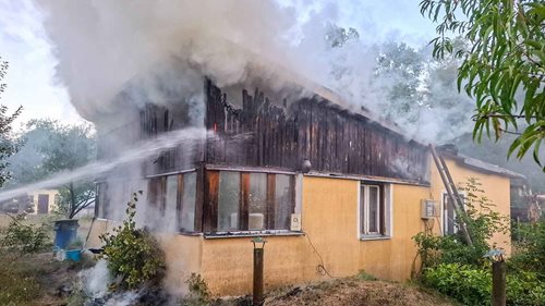 Požár chatky v Přerově zasáhl střechu. Hasiči hledali skrytá ohniska termokamerou