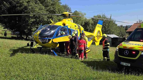 Osobu zavalil kmen stromu. Hasiči ji vyprostili a pomohli s transportem do vrtulníku