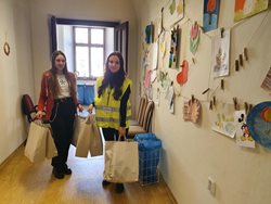 Humanitární sbírka: jsou potřeba konzervy, zubní pasty a oblečení