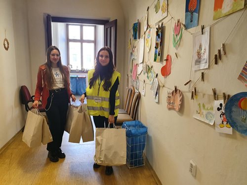 Humanitární sbírka: jsou potřeba konzervy, zubní pasty a oblečení