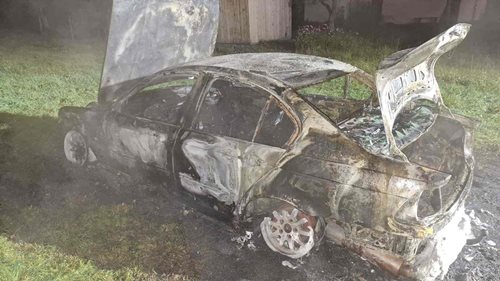 Auto hořelo jen několik metrů od stodoly. Hasiči zabránili rozšíření plamenů na budovu