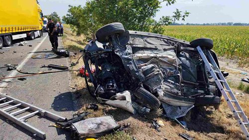  Osobní auto se čelně střetlo s kamionem, spolujezdkyně zemřela