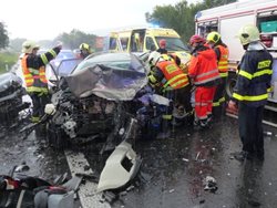 Zraněnou řidičku z havarovaného vozu u Kuřimi vyprostili až hasiči