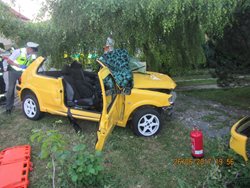 Vážná večerní nehoda osobního vozu  v okrese Zlín. Vůz narazil do stromu. Zraněného řidiče transportoval do nemocnice vrtulník. 