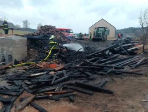 Požár uskladněného dřeva zaměstnal hasiče
