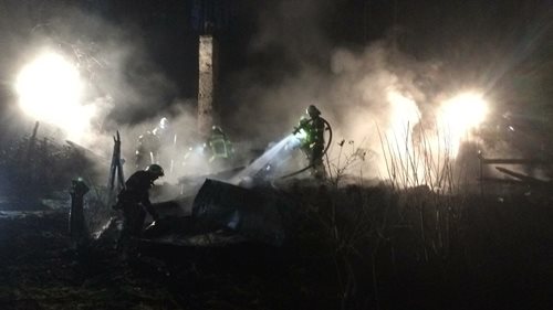 Druhý stupeň požárního poplachu při požáru chaty v obci Petrov
