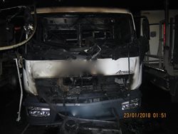 Požár nákladního vozidla v parkovací hale způsobil milionové škody i na dalších vozidlech.