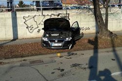 V Brně-Slatině zůstal ležet po nehodě Mercedes na boku