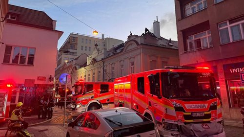 Noční požár střechy v centru Prahy zaměstnal desítky hasičů