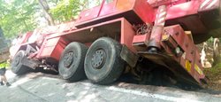 Nehoda traktoru, jeřábu a osobního auta u Hosína