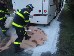 Únik oleje z autobusu před vjezdem do města