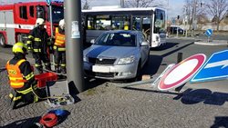 Osobní vozidlo se střetlo s trolejbusem před hlavním nádražím v Pardubicích