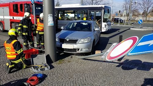 Osobní vozidlo se střetlo s trolejbusem před hlavním nádražím v Pardubicích