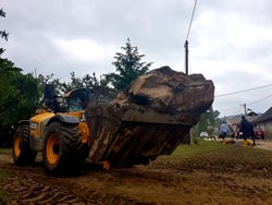 Hasiči likvidují následky povodní, čerpají studny i sklepy, stabilizují objekt