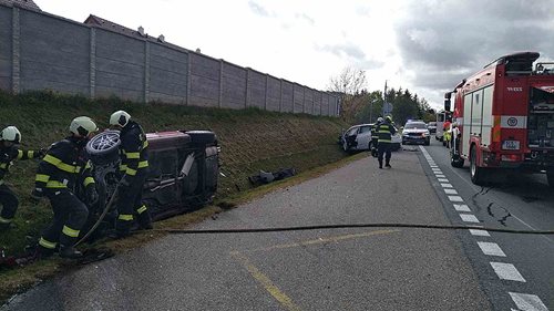 Tři nehody během jednoho odpoledne. Auta skončila na boku, přes střechu i mimo silnici