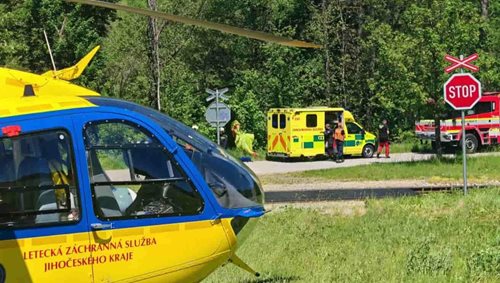 Let skončil v křoví vedle silnice. Paraglidista měl obrovské štěstí