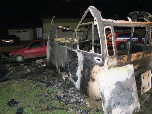 Ve Šťáhlavicích shořel karavan, majitele odvezla ZZS do nemocnice