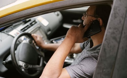 Na dálnici stačí pár vteřin nepozornosti. Policie přistihla další řidiče s telefonem v ruce