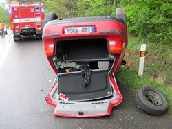 Havarované vozidlo skončilo na střeše nedaleko obce Branky na Vsetínsku.