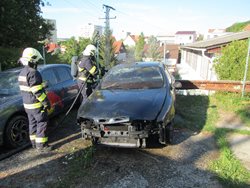 Plameny hořícího osobního automobilu nepoškodily vedle stojící zaparkované vozidlo.