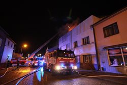 Požár bytového domu v Pečkách likvidovalo osm jednotek VIDEO/FOTOGALERIE