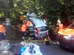 Havárie vozidla s náročným vyprošťováním zraněného řidiče