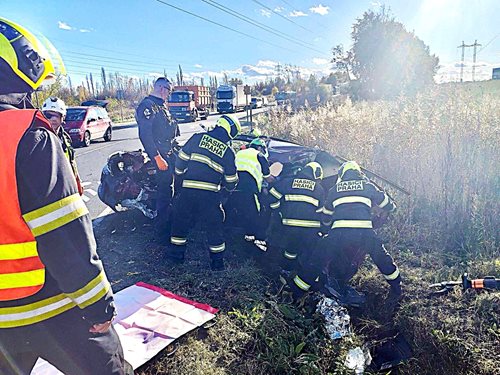 Hasiči zasahovali při kolizi autobusu a auta, dva lidé zraněni