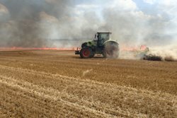  U požáru 15 hektarů strniště na Opavsku zasahovalo sedm jednotek hasičů