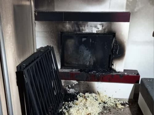 Požár rodinného domu skončil zásahem hasičů a záchranou dvou psů