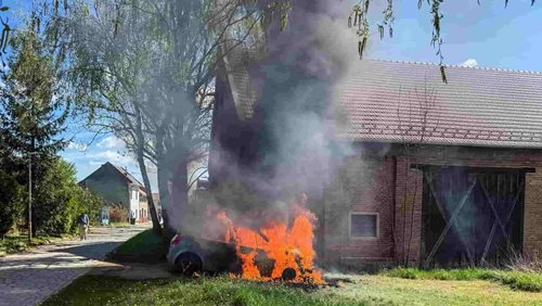 Technická závada proměnila vůz v hořící vrak