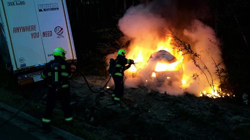 V havarovaném autě na silnici I/6 uhořel řidič